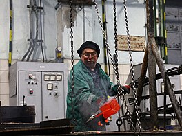 D�lníci ma�arského metalurgického provozu se rozhodli nafotit kalendá�, ve...