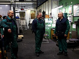 D�lníci ma�arského metalurgického provozu se rozhodli nafotit kalendá�, ve...