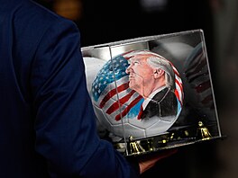 Fotbalový mí� s podobiznou amerického prezidenta Donalda Trumpa na losu...