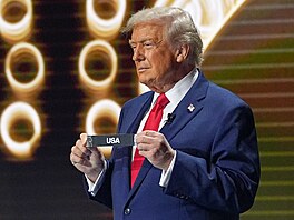 Prezident Donald Trump podle scéná�e vylosoval USA.