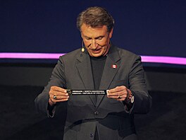 Wayne Gretzky p�i�azuje vít�ze ��eské� �ásti bará�e ke skupin� A s domácím...