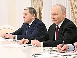 Ruský vládce Vladimir Putin a jeho poradce Jurij U�akov. (2. prosince 2025)