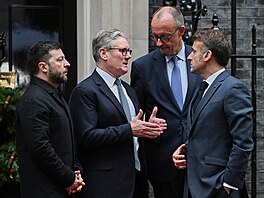 Ukrajinský prezident Volodymyr Zelenskyj (vlevo) s britským premiérem Keirem...