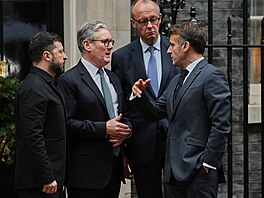 Ukrajinský prezident Volodymyr Zelenskyj (vlevo) s britským premiérem Keirem...