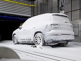 Pod zasn�enou karoserií v aerodynamickém tunelu v technologickém centru...