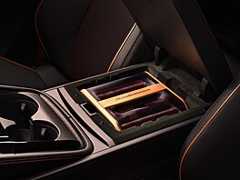 Unikátní dvoubarevn� lakované auto ve fialových a �erných odstínech má v...