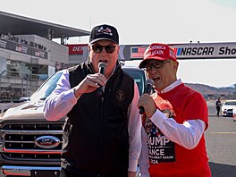 Okolo p�edsedy p�edstavenstva Toyoty Akia Toyody bylo v listopadu �ivo. Od...