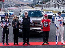 Na hlav� m�l �epici s nápisem �Make America Great Again� a na MAGA tri�ku...