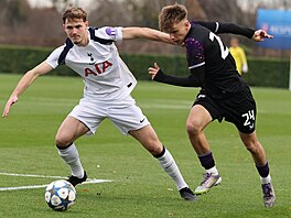 Slávista Jakub Kolísek (vpravo) v utkání Youth League na Tottenhamu. �eský tým...