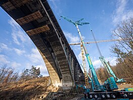 Demolice první poloviny mostu �mejkalka na 24. kilometru dálnice D1. (8....