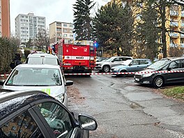 Policisté zasahují v Chotutické ulici v pra�ských Male�icích, kde je ve 3.pat�e...