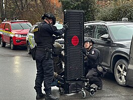 Policisté zasahují v Chotutické ulici v pra�ských Male�icích, kde je ve 3.pat�e...