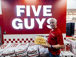 OD Máj otev�e první pobo�ku oblíbeného fast foodového �et�zce Five Guys. (4....