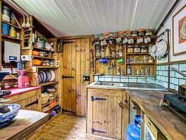 Na trh se dostala ú�asná srubová chata z roku 1926 bez elektrické sít� za 125...