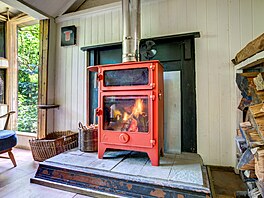 Vytáp�ní zaji��ují velká kamna na d�evo.