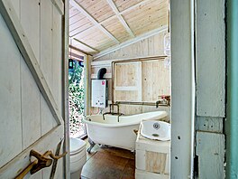 Také malou kuchyní, koupelnou a obývacím prostorem s kamny na d�evo.