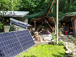 Chata je napájená �ty�mi velkými solárními panely s p�ípojkou k vodovodnímu...