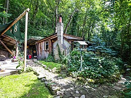 Chata je p�ístupná pouze p�ky. 