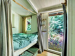 D�evostavba se py�ní dv�ma lo�nicemi.