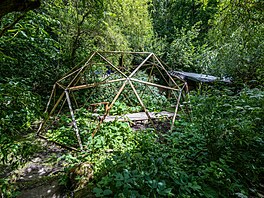 Sou�ástí srubu je velký skleník � geodom (geodetická kopule) pro p�stování...