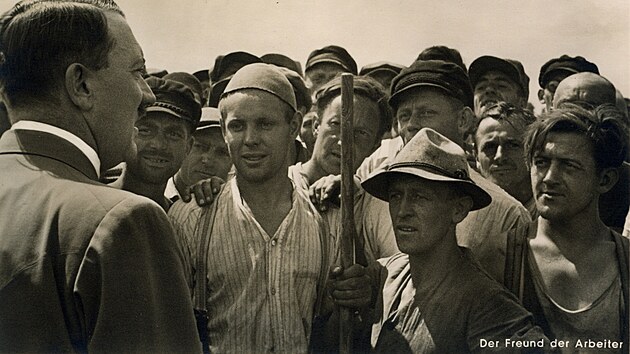 P��tel pracuj�c�ch. Adolf Hitler na pohlednici z roku 1930, autorem byl z�ejm� jeho dvorn� fotograf Heinrich Hoffmann. 