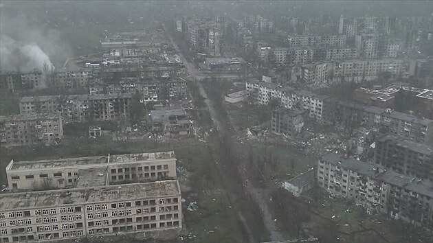 Záb�ry po�ízené z dronu ukazují zni�ený Myrnohrad, na který úto�í Rusové