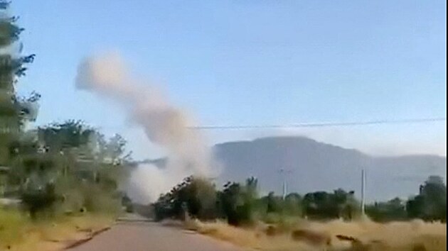 Z m�sta stoup� kou� pot�, co Thajsko zah�jilo leteck� �dery pod�l sporn� hranice s Kambod�ou, provincie Preah Vihear. (8. prosince 2025)