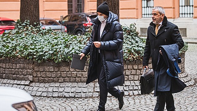 Pokra�uje obnoven� l��en� v korup�n� kauze Stoka. Krajsk� soud v Brn� se zab�v� n�kolika dohodami o vin� a trestu, kter� s �alobcem uzav�eli ob�alovan�. Na sn�mku v rou�ce hlavn� ob�alovan� Ji�� �vachula a jeho obh�jce K�rim Titz. (4. prosince 2025)