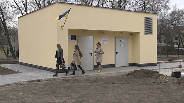 Vstup do podzemn� �koly v Z�poro�sk� oblasti na v�chod� Ukrajiny (8. prosince 2025)