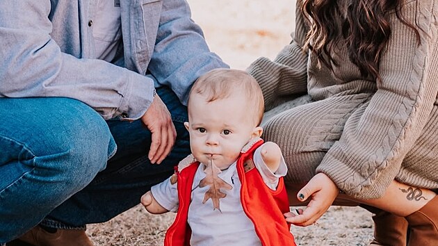 Chlape�ek m�l opravdu �t�st�, �e se narodil pr�v� do t�to rodiny. �Jsme v���c� a v�e je n�jak� bo�� z�m�r,� mysl� si.