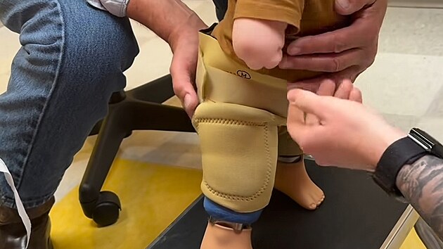 Chlape�ek u� zkou�� chodit s prvn�mi prot�zami.