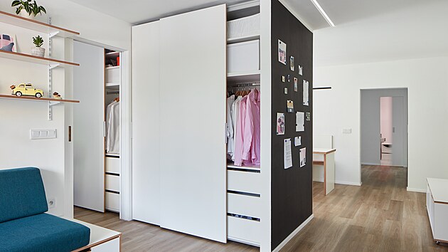 K funk�nosti p�isp�vaj� vestavn� �lo�n� prostory, posuvn� panely a konzolov� police.