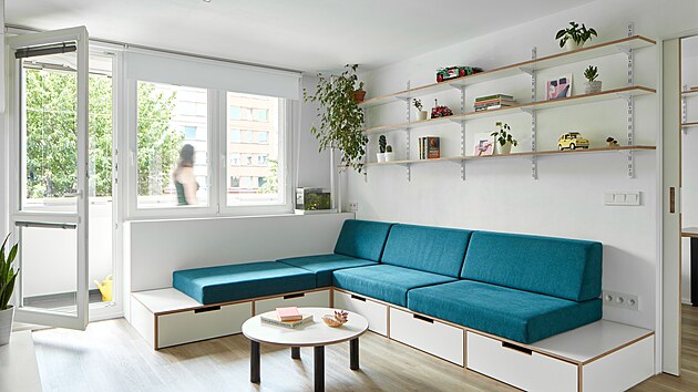 Bílá barva interiér prosvtlila a opticky zvtila.