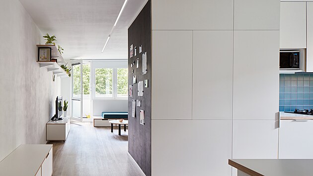 Do�lo na radik�ln� prom�nu dispozice bytu a propojen� kuchyn� s ob�vac�m pokojem a halou do jednoho vzdu�n�ho centr�ln�ho prostoru.