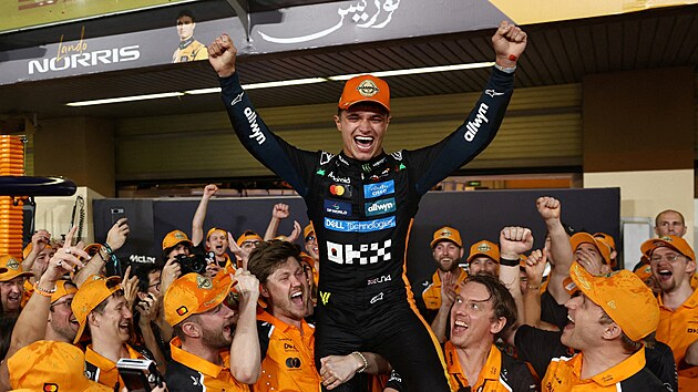Lando Norris slaví s týmem titul mistra sv�ta formule 1.