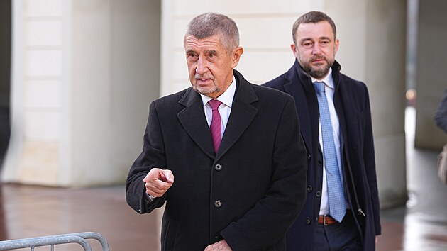 Na n�dvo�� Pra�sk�ho hradu odpov�d� nov� jmenovan� premi�r Andrej Babi� na dotazy novin���. (9. listopadu 2025)