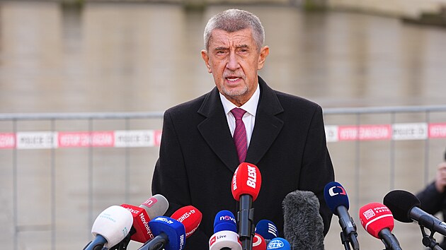 Na n�dvo�� Pra�sk�ho hradu odpov�d� nov� jmenovan� premi�r Andrej Babi� na dotazy novin���. (9. listopadu 2025)