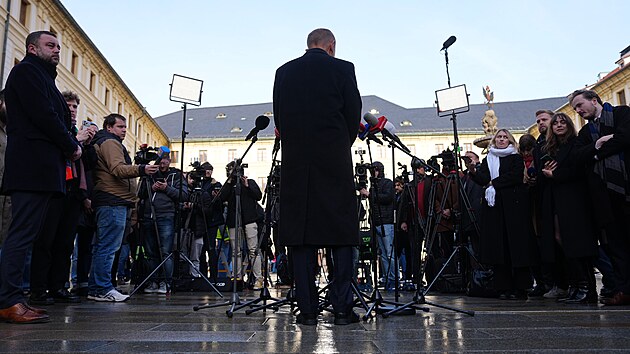 Na n�dvo�� Pra�sk�ho hradu odpov�d� nov� jmenovan� premi�r Andrej Babi� na dotazy novin���. (9. listopadu 2025)