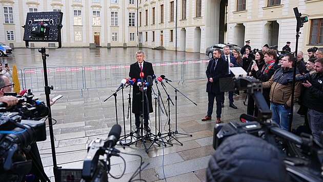Na n�dvo�� Pra�sk�ho hradu odpov�d� nov� jmenovan� premi�r Andrej Babi� na dotazy novin���. (9. listopadu 2025)