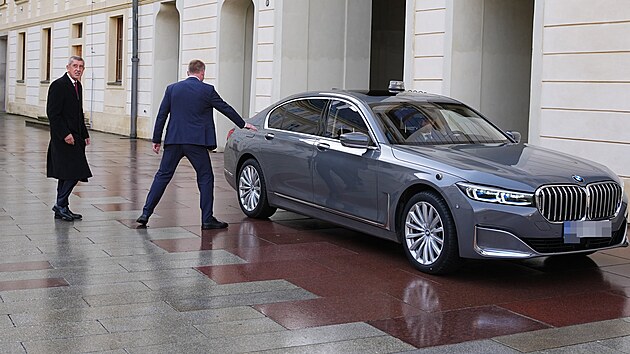 Po jmenov�n� a tiskov� konferenci opustil Andrej Babi� Pra�sk� hrad. (9. prosince 2025)