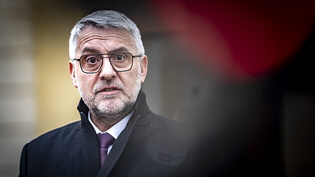 Lubom�r Metnar (ANO) odpov�d� novin���m na dotazy po konzultac�ch s prezidentem Petrem Pavlem. (2. prosince 2025)