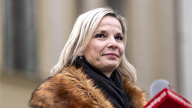 Zuzana Schwarz Ba�tip�nov� (ANO) odpov�d� novin���m na dotazy po konzultac�ch s prezidentem Petrem Pavlem. (2. prosince 2025