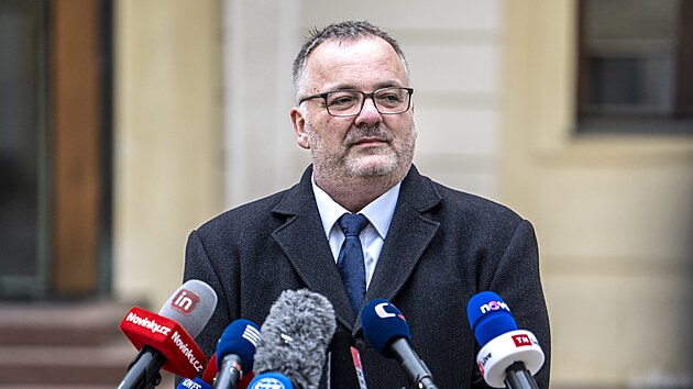 Ivan Bedn�rik (SPD) odpov�d� novin���m na dotazy po konzultac�ch s prezidentem Petrem Pavlem. (2. prosince 2025)