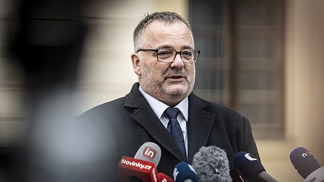 Ivan Bedn�rik (SPD) odpov�d� novin���m na dotazy po konzultac�ch s prezidentem Petrem Pavlem. (2. prosince 2025)