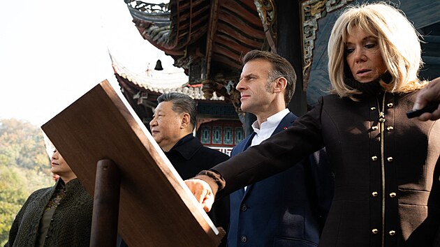 S první dámou. Macrona (na snímku s man�elkou Brigitte) pobou�ily nepr�kazné...