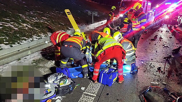 Mezi Fr�dkem-M�stkem a P��borem na D48 narazila ve �ty�i hodiny r�no dod�vka do kamionu, t�i lid� byli zran�n�. (1. prosinec 2025)