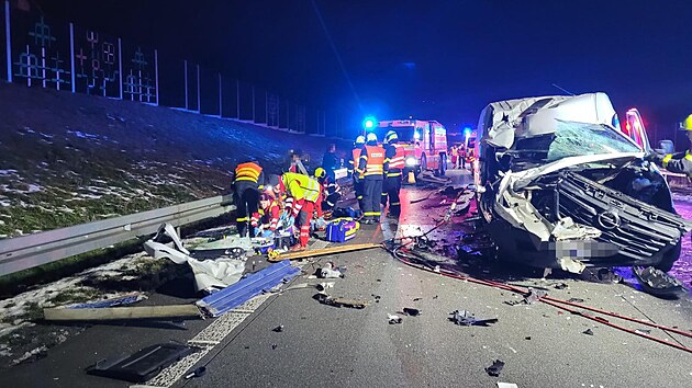 Mezi Fr�dkem-M�stkem a P��borem na D48 narazila ve �ty�i hodiny r�no dod�vka do kamionu, t�i lid� byli zran�n�. (1. prosinec 2025)