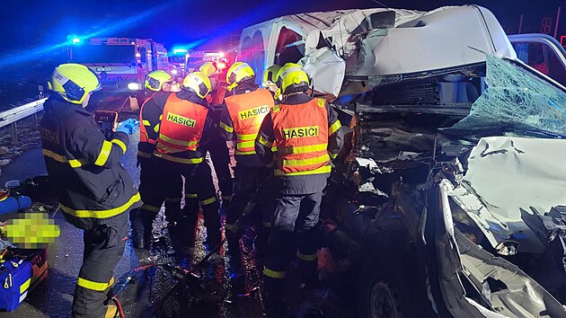Mezi Fr�dkem-M�stkem a P��borem na D48 narazila ve �ty�i hodiny r�no dod�vka do kamionu, t�i lid� byli zran�n�. (1. prosinec 2025)