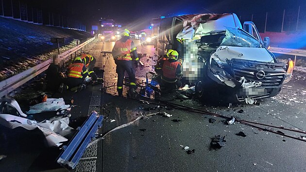 Mezi Fr�dkem-M�stkem a P��borem na D48 narazila ve �ty�i hodiny r�no dod�vka do kamionu, t�i lid� byli zran�n�. (1. prosinec 2025)