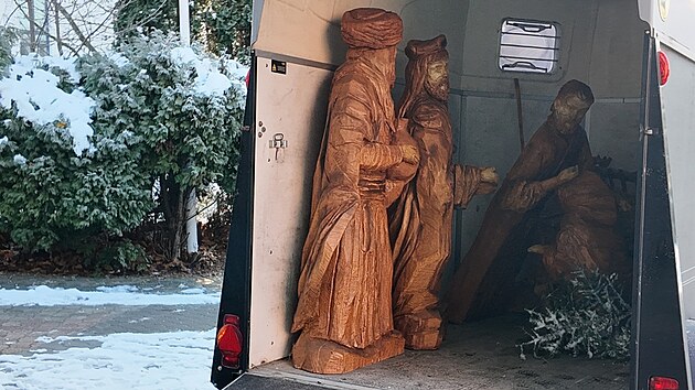 Do Fakultn nemocnice Ostrava piputoval i letos betlm v ivotn velikosti, kter ped nkolika lety vyezal pro biskupa Martina Davida ezb Ludk Vanura. Protoe je na biskupstv pes Vnoce zaveno, nabdl biskup betlm fakultn nemocnici. A ta jej u tetm rokem v ad umstila do svho Respiria. (1. prosinec 2025)